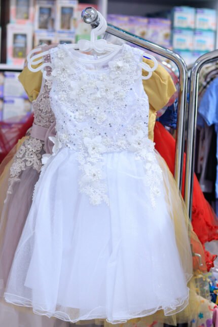 Elegant Girls’ White Floral Lace Dress with Tulle Skirt